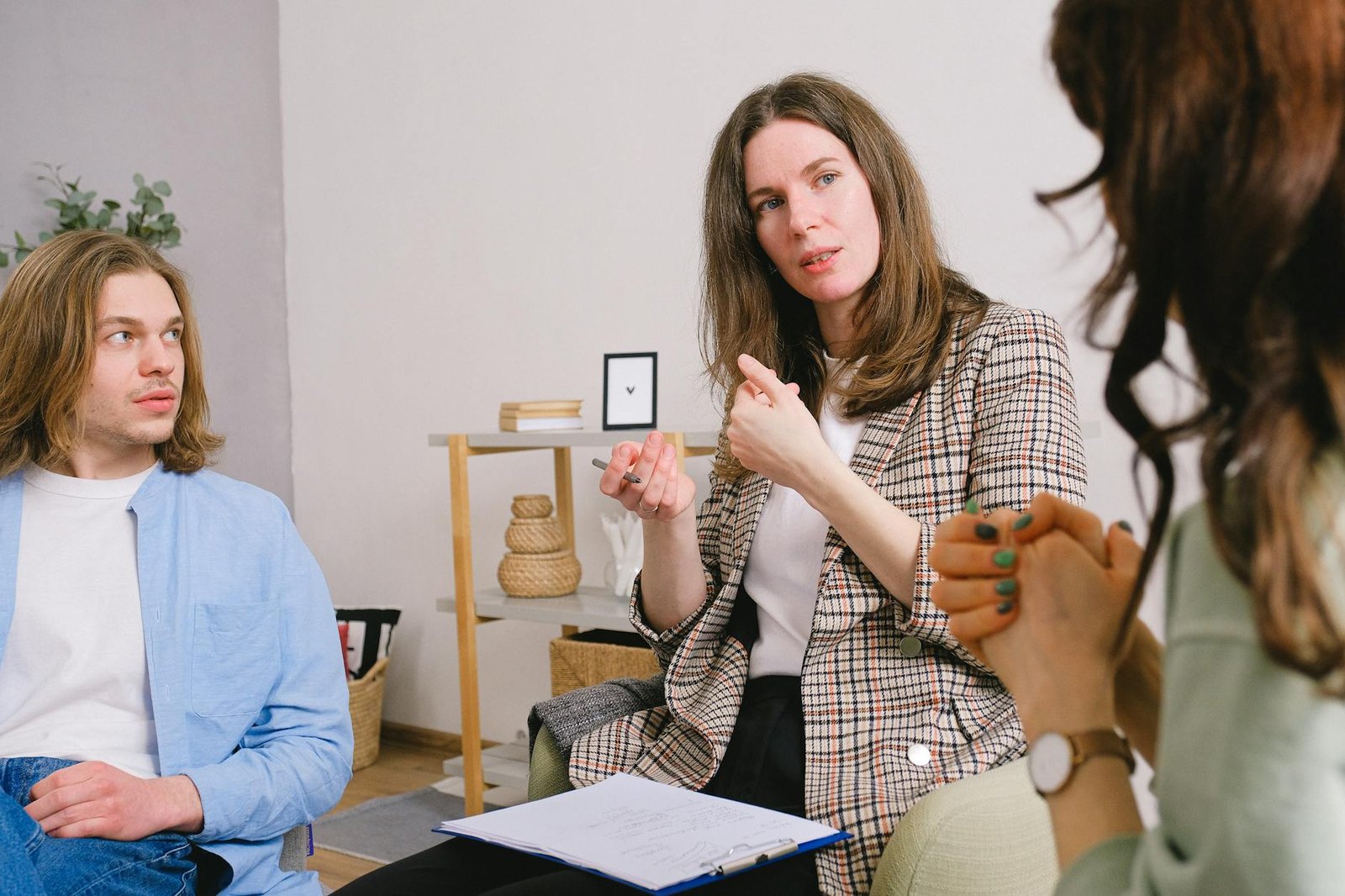 Para artes que estimulam o bem-estar, a prática regular de atividades criativas como pintura, música, dança, escrita e artesa