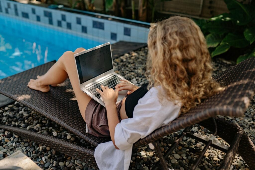 Para carreiras que valorizam o estilo de vida, foque em profissões com flexibilidade de horário, trabalho remoto e autonomia.