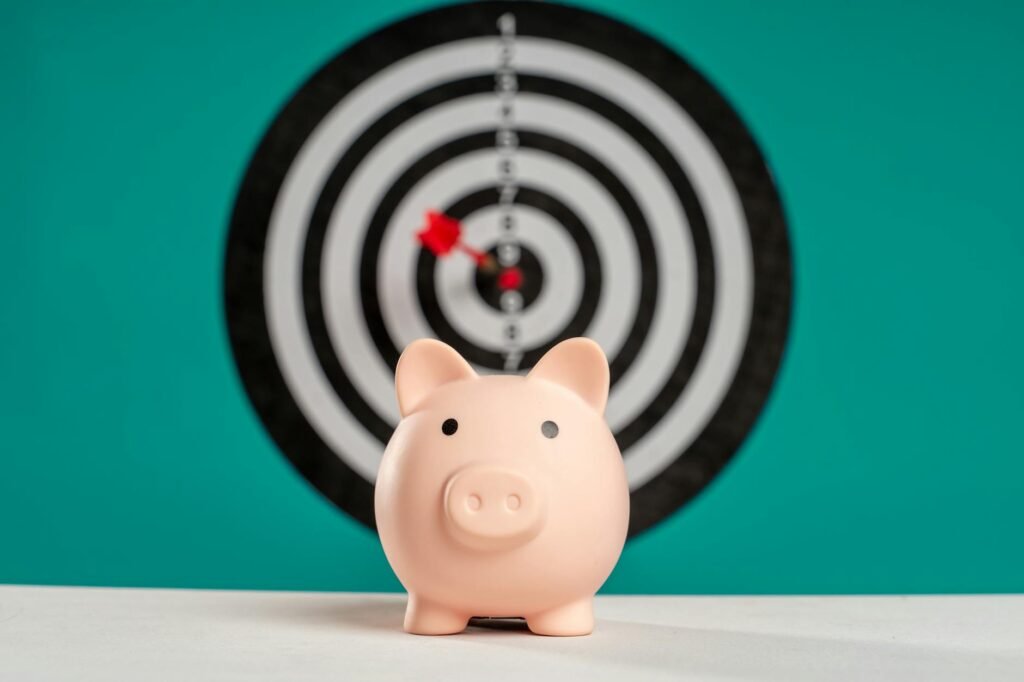 Para criar metas reais e alcançáveis, é essencial começar com autoconhecimento, aplicar a metodologia SMART (Específica, Mens