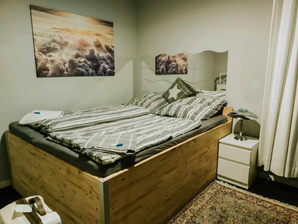 Para criar um ritual de descanso, comece definindo um horário fixo. Inclua atividades relaxantes como leitura, meditação ou u