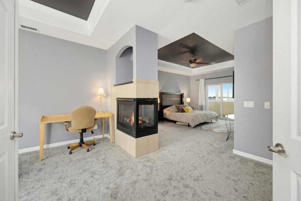 Para decorar com propósito, comece definindo seus valores e intenções para o espaço. Integre elementos que contam sua históri