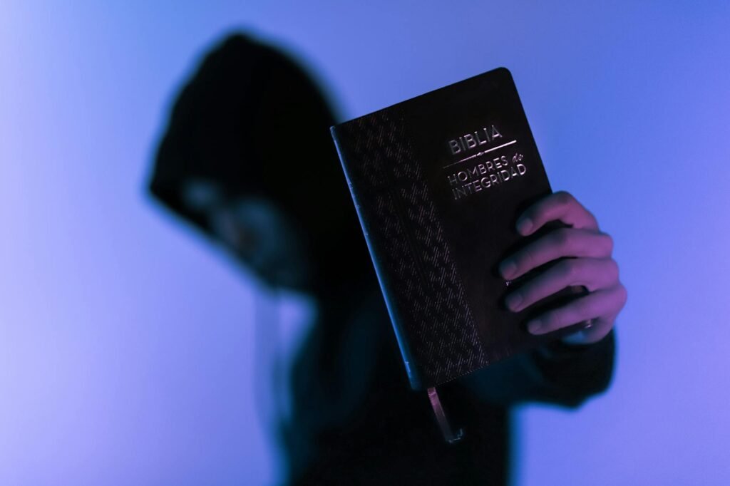 Para definir propósito pessoal, é fundamental iniciar um processo de autoconhecimento profundo, identificando seus valores, p