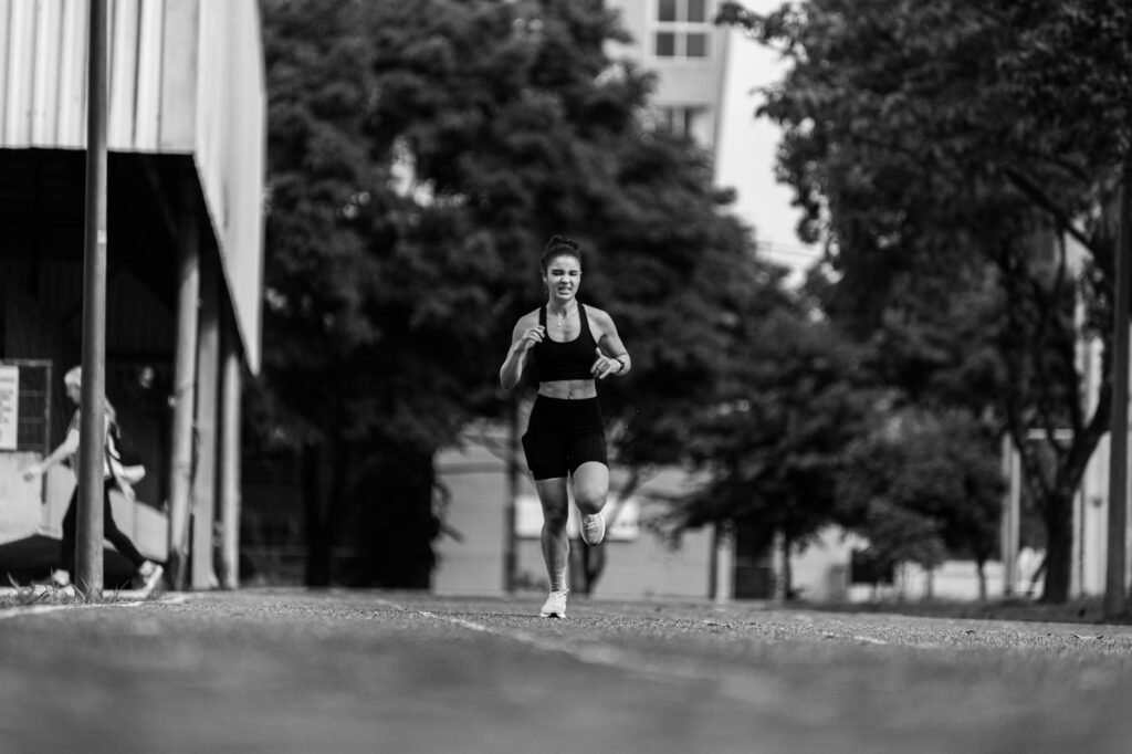 Para quem tem pouco tempo para exercícios físicos, a chave é focar em treinos de alta intensidade e curta duração, como HIIT,