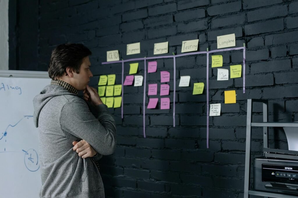 Para incorporar o Mindfulness no ambiente de trabalho, pratique técnicas de atenção plena para aumentar o foco, gerenciar o e