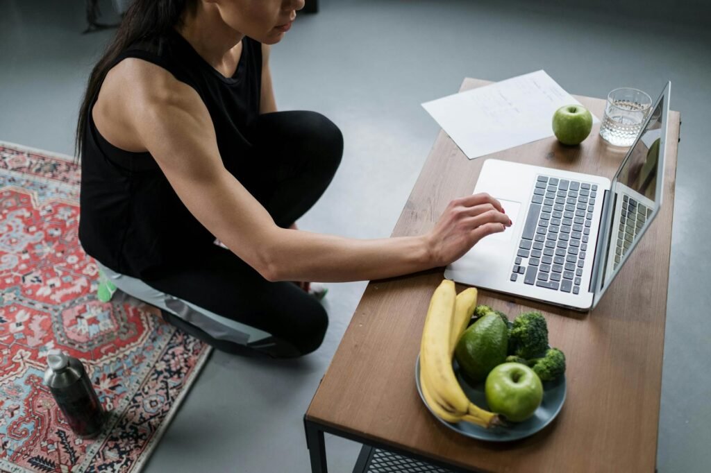 Para trabalho remoto com qualidade de vida, é fundamental estabelecer limites claros entre vida pessoal e profissional, criar